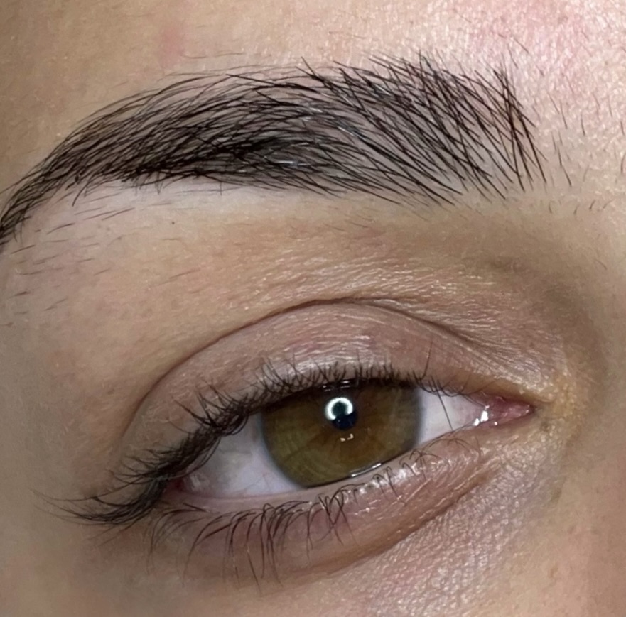 Diseño de cejas y mirada