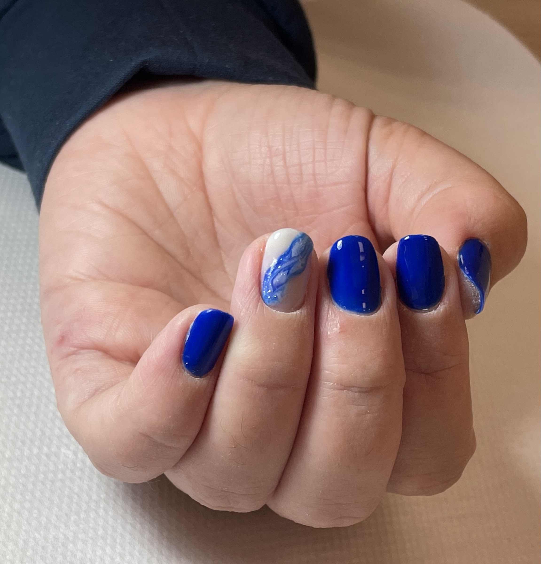 Manicura azul klein con efecto mármol