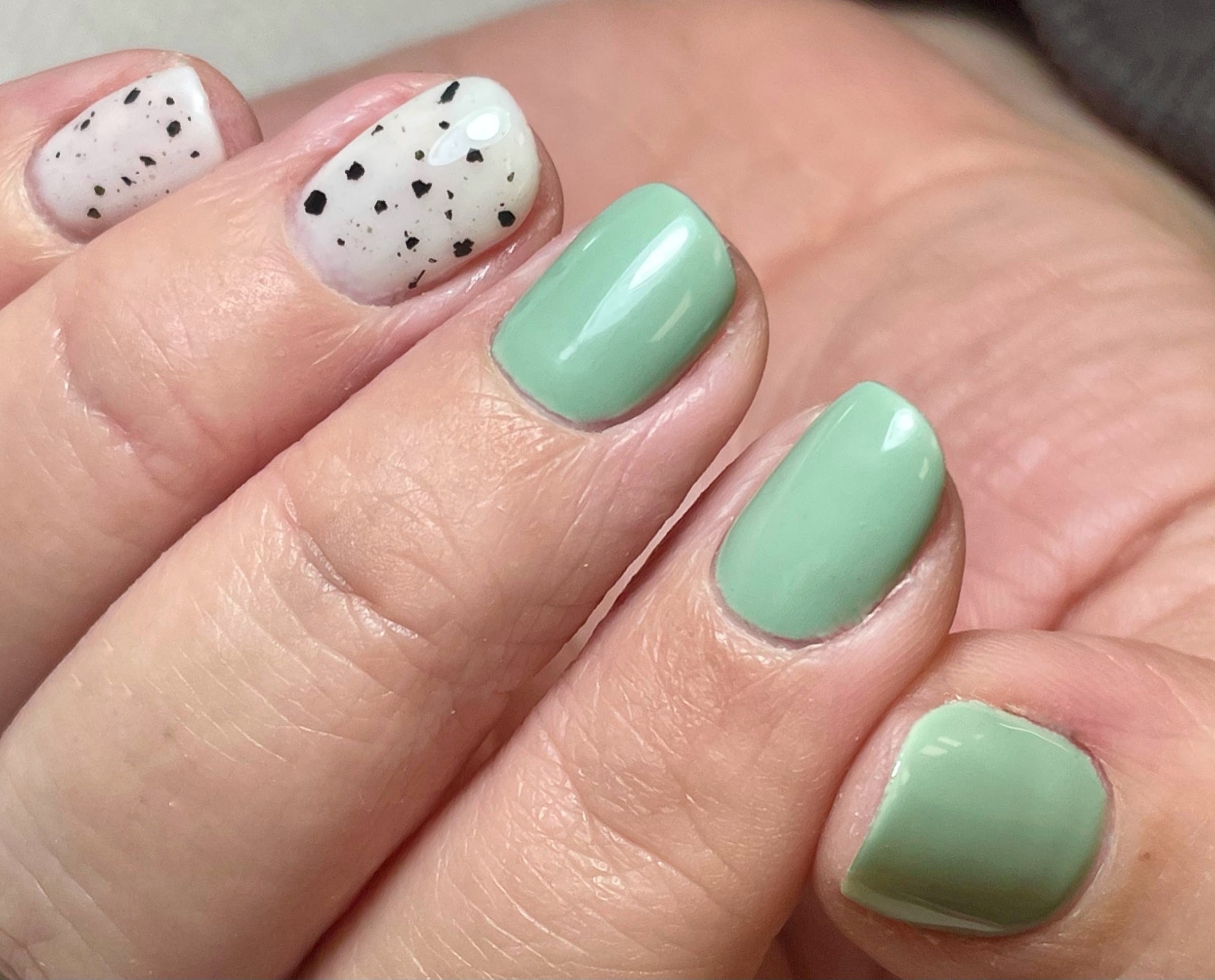 Manicura verde menta con detalle speckled