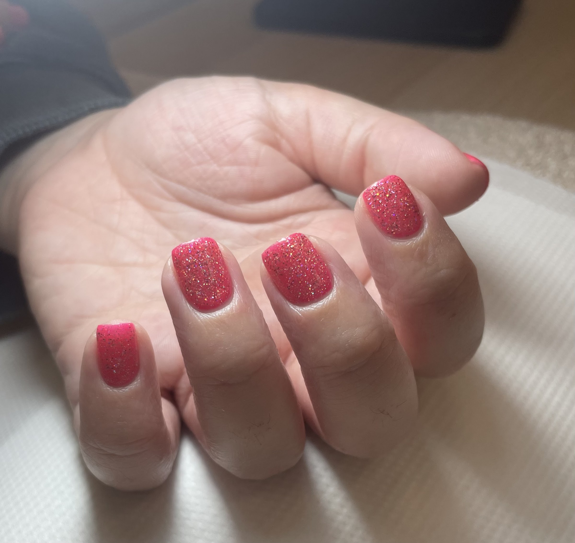 Manicura roja con glitter