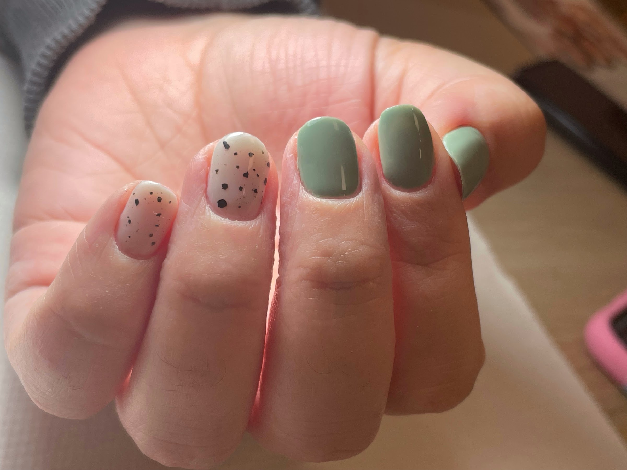 Manicura verde salvia con efecto speckled